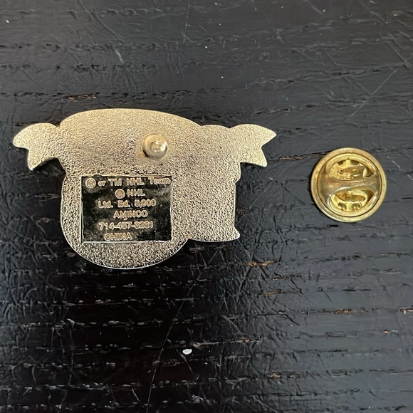 Choose vintage Red Wings pin, NHl, hockey accessories, red and white - Picture 5 of 8